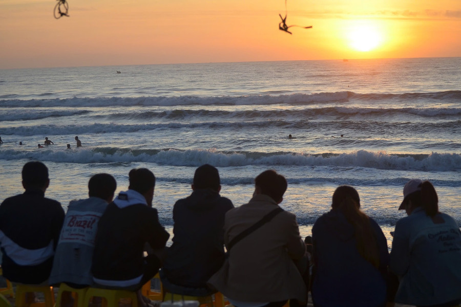 New Year’s Dawn Draws Visitors to Lam Dong’s Eastern Beaches