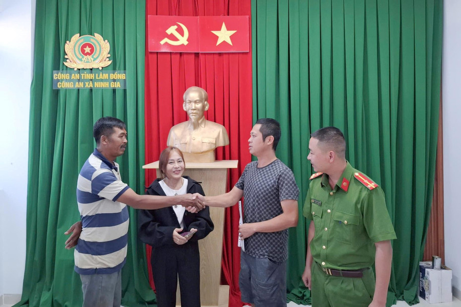 Công an xã ở Lâm Đồng hỗ trợ hoàn trả 1 tỷ đồng chuyển khoản nhầm