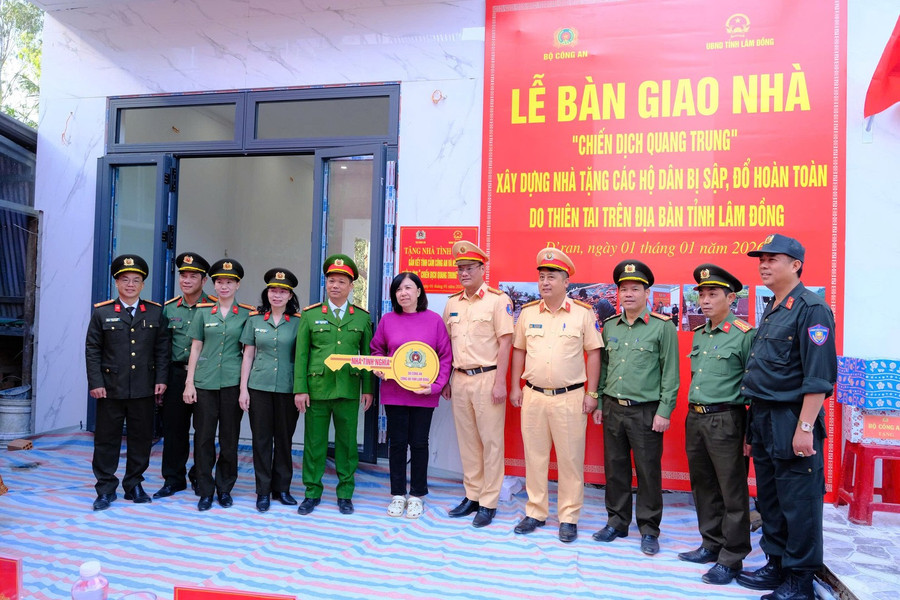 Công an tỉnh Lâm Đồng bàn giao nhà mới cho người dân vùng thiên tai đầu năm 2026