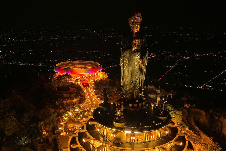 Núi Bà Đen an vị tôn tượng Đức Phật Câu Na Hàm Mâu Ni dát vàng 24K