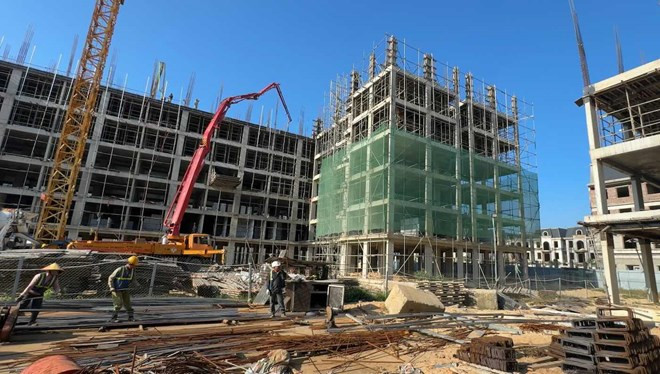 Công nhân Quảng Trị làm việc xuyên Tết Dương lịch trên các công trình trọng điểm