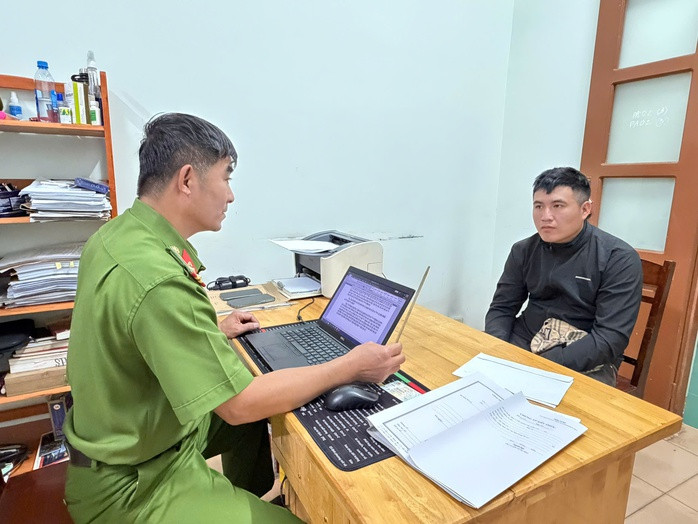 Công an Đắk Lắk làm việc với đối tượng dùng đũa tấn công tài xế taxi khi đang lái xe