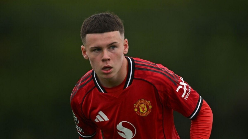 Manchester United cấm con trai Wayne Rooney mang giày Puma tại học viện