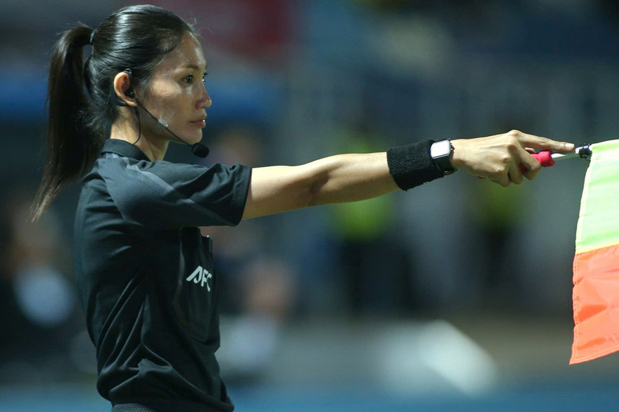 Nữ trọng tài Lào Phutsavan Chanthavong giữ vững đẳng cấp FIFA năm 2026 bất chấp tranh cãi