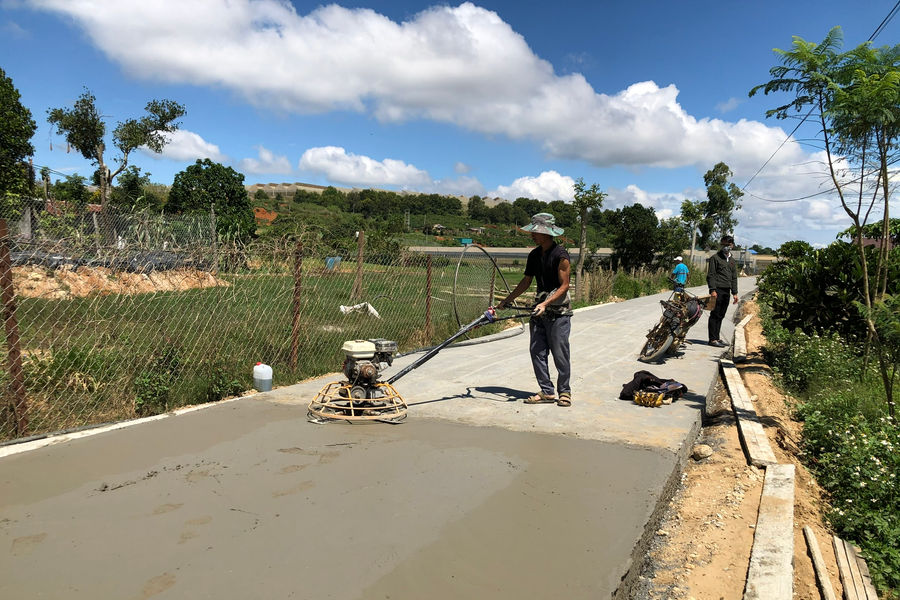 Nông dân Lâm Ðồng góp công, góp của xây dựng quê hương