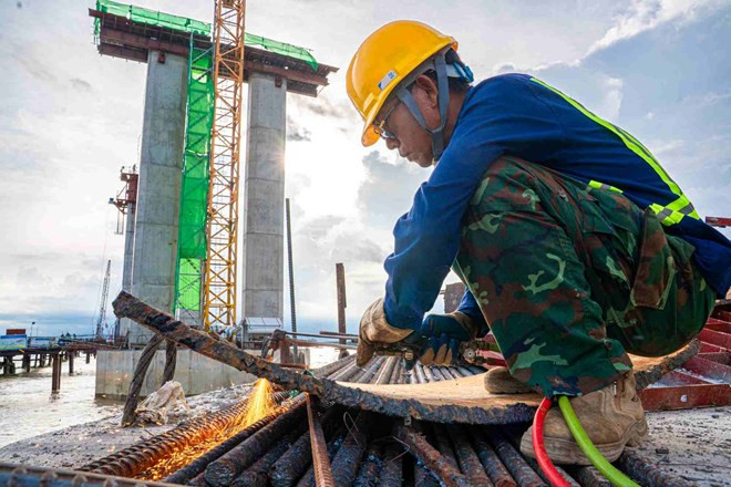 Hàng nghìn công nhân bám công trường giao thông xuyên Tết Dương lịch 2026