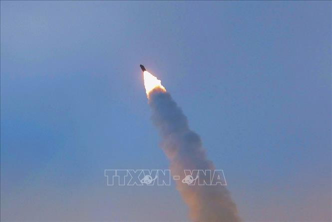 Triều Tiên thử nghiệm tên lửa siêu vượt âm dưới sự giám sát của ông Kim Jong Un