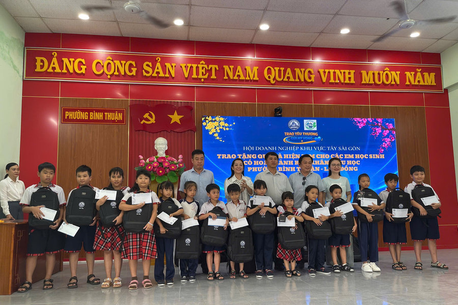 Trao tặng 100 suất quà cho học sinh khó khăn tại phường Bình Thuận