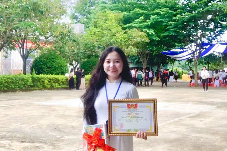 Gập ghềnh đường đến trường của May Sao