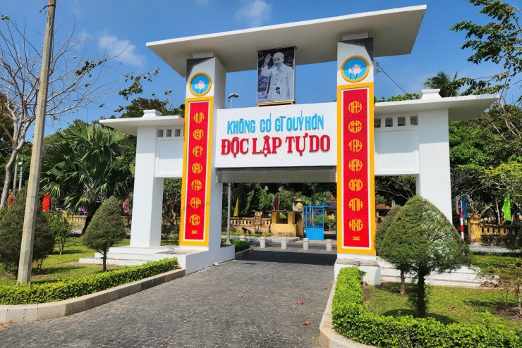 Côn Đảo: Hành trình phượt xe máy ngắm hoa anh đào và săn máy bay tại Bãi Đầm Trầu