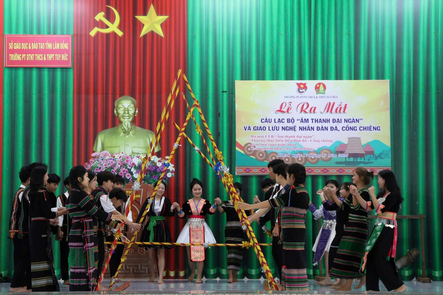 Đôi bạn học cùng tiến nơi biên giới Tuy Đức