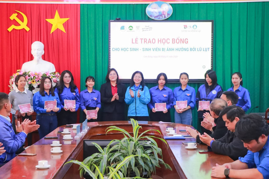 Trao 25 suất học bổng tiếp sức sinh viên khó khăn