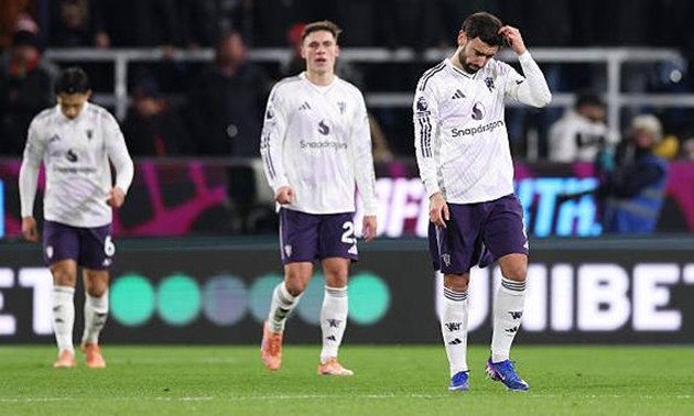 Manchester United bị Burnley cầm hòa 2-2: Sự vô duyên kỳ lạ sau 30 cú dứt điểm