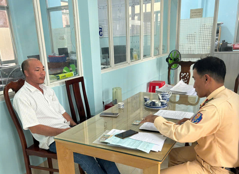 Đồng Tháp: Khởi tố tài xế xe khách lạng lách rượt đuổi xe tải trên đường dẫn cao tốc