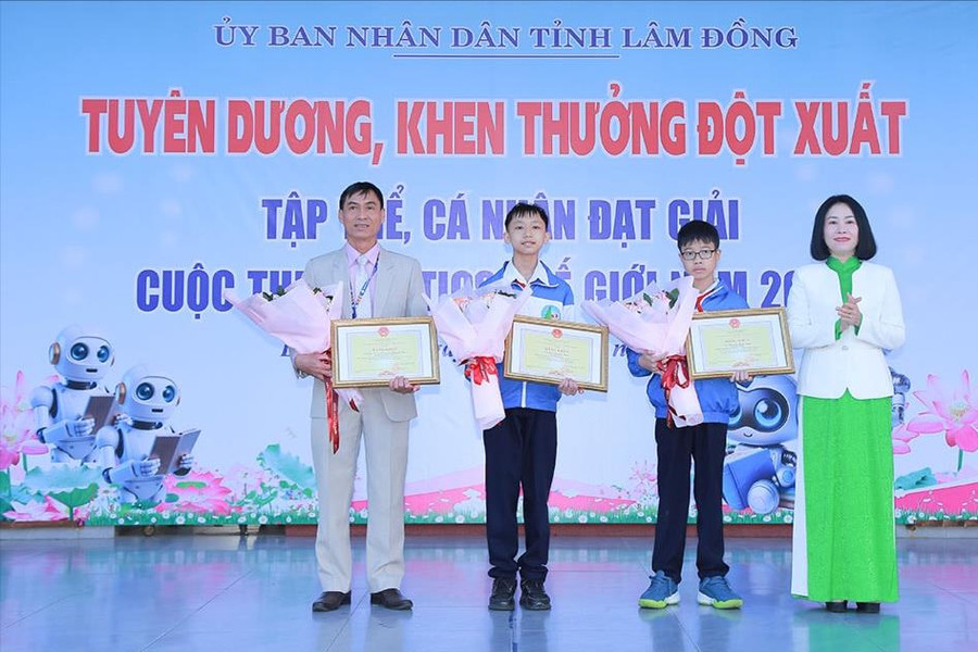 Tặng Bằng khen của Chủ tịch UBND tỉnh cho học sinh đạt Huy chương Vàng Robotics thế giới