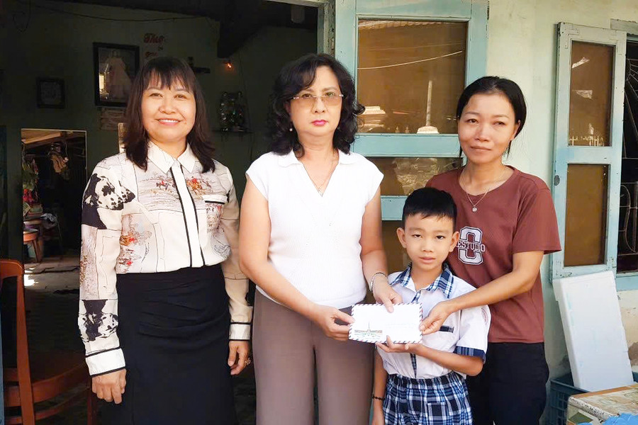Bạn đọc hỗ trợ 2 trẻ mồ côi cha tại phường Phú Thủy