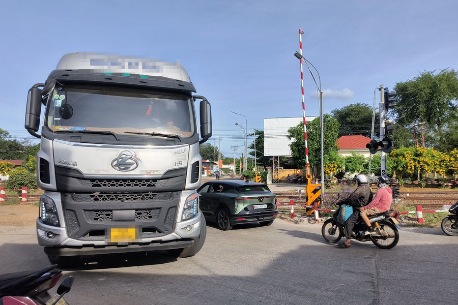 Âu lo với đường ngang Ga Sông Mao