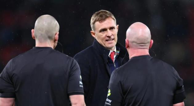 Darren Fletcher nhận thẻ vàng sau trận thua Brighton: Sự phản kháng cần thiết tại Man Utd