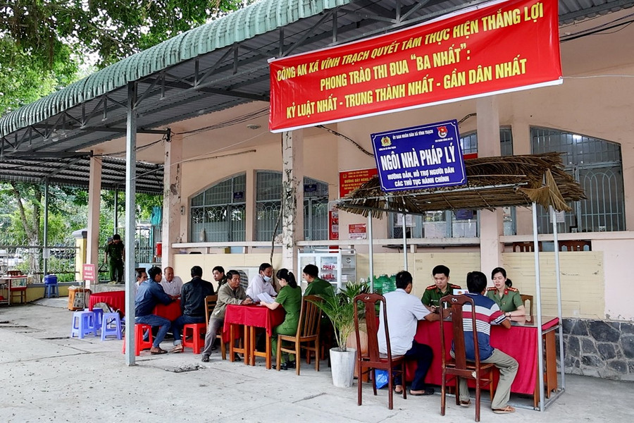 Công an xã Vĩnh Trạch ra mắt Ngôi nhà pháp lý phục vụ nhân dân