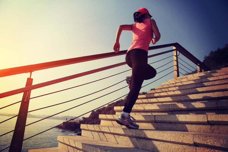 Mẹo leo cầu thang đốt mỡ hiệu quả và bảo vệ khớp gối đúng cách