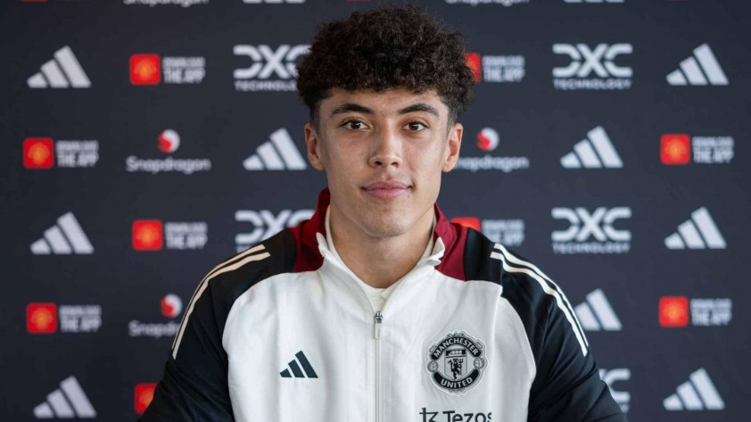 Manchester United chính thức triệu hồi tiền đạo Ethan Wheatley