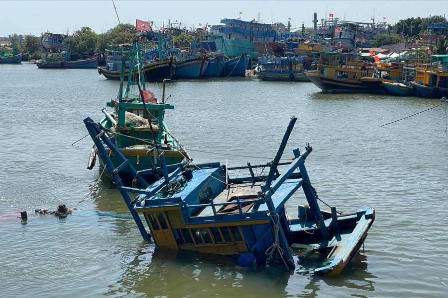 Một tàu cá Lâm Đồng bị chìm khi neo đậu tại cầu Phú Hài