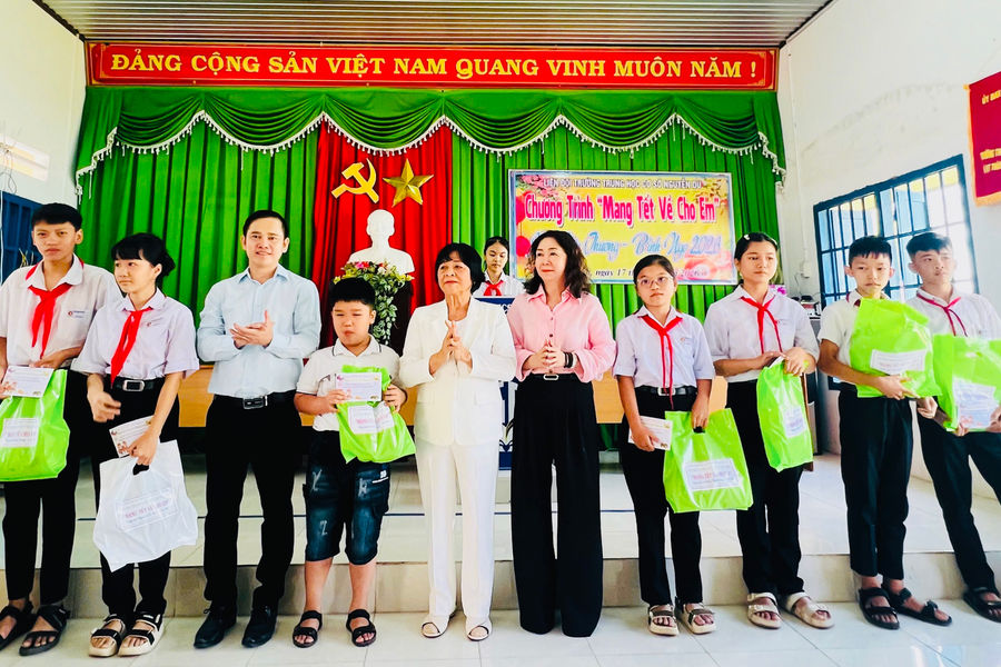 Mang tết yêu thương về với học sinh khó khăn