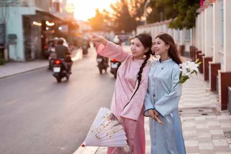 Spring elegance captured in traditional Ao Dai