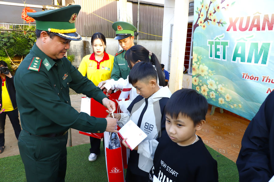 Ấm áp chương trình Xuân biên cương thắm tình quân dân ở Lâm Đồng