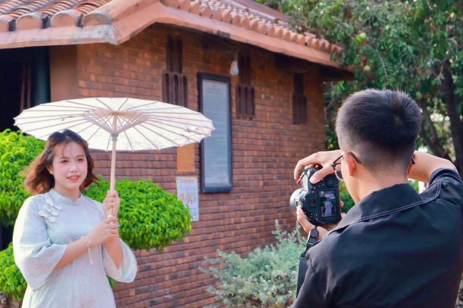 Nhộn nhịp chụp ảnh Tết ở vùng biển Lâm Đồng