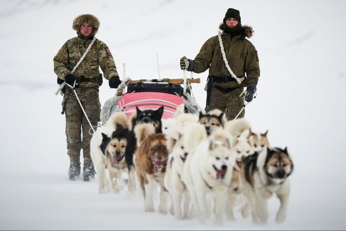 Greenland: Đội đặc nhiệm chó kéo xe duy nhất thế giới tuần tra giữa băng giá