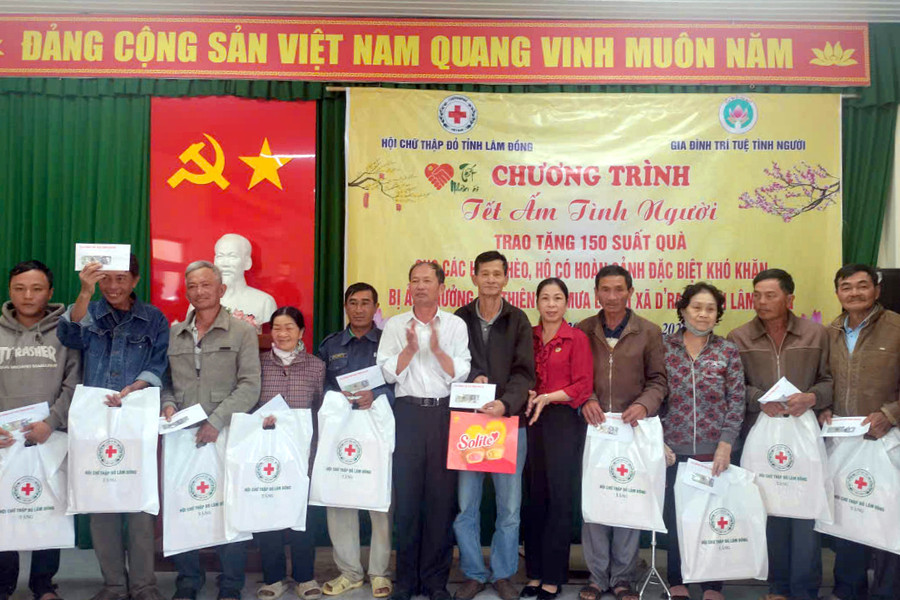 Tặng 316 suất quà “Tết ấm tình người” tại xã Đức Trọng và D’Ran