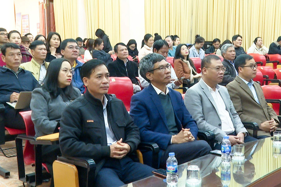 Cán bộ, đảng viên và Nhân dân Lâm Đồng phấn khởi theo dõi phiên khai mạc Đại hội XIV của Đảng
