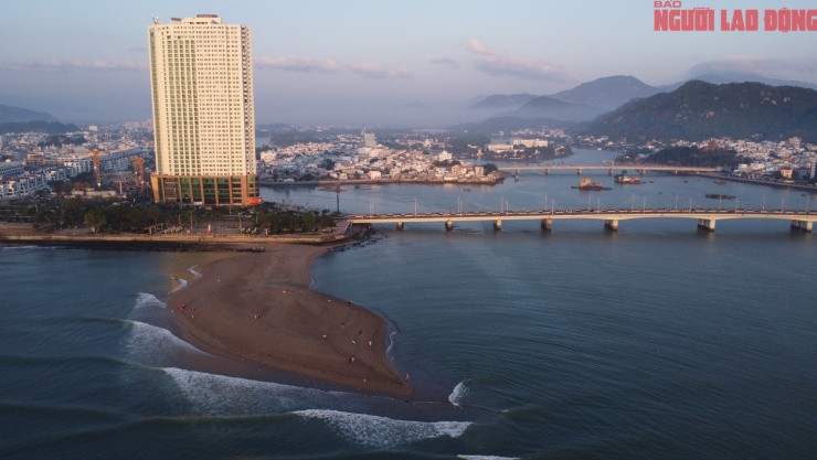 Nha Trang: Cồn cát lạ giữa cửa biển thành điểm check-in hút khách