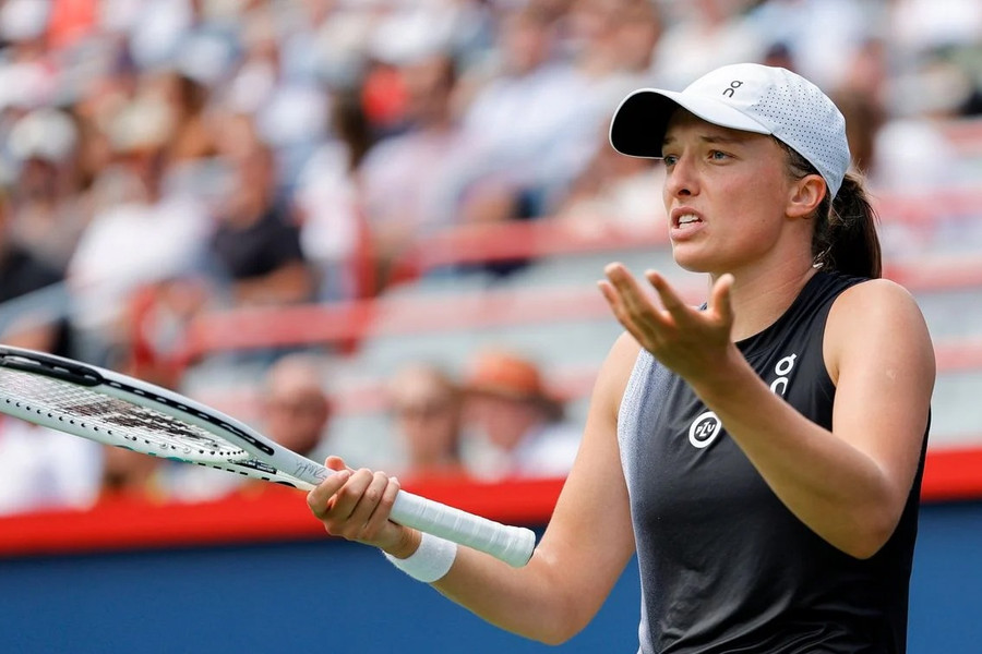Iga Swiatek tự xé váy để vượt khó trước Yuan Yue tại Australian Open 2026