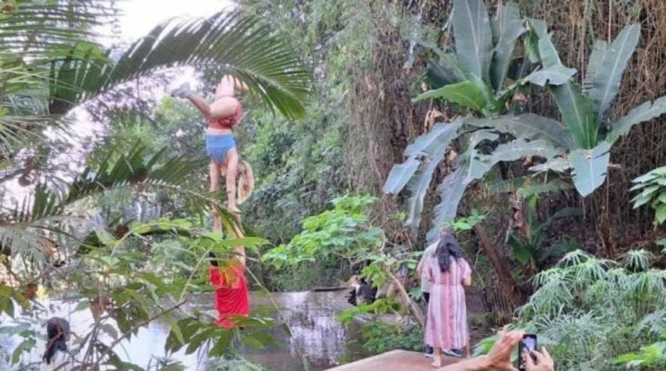 Chiang Mai: Chùa Wat Pha Lat cảnh báo đóng cửa vì du khách mặc hở, tập yoga