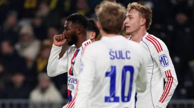 Lyon xây chắc ngôi đầu Europa League nhờ siêu phẩm của Maitland-Niles