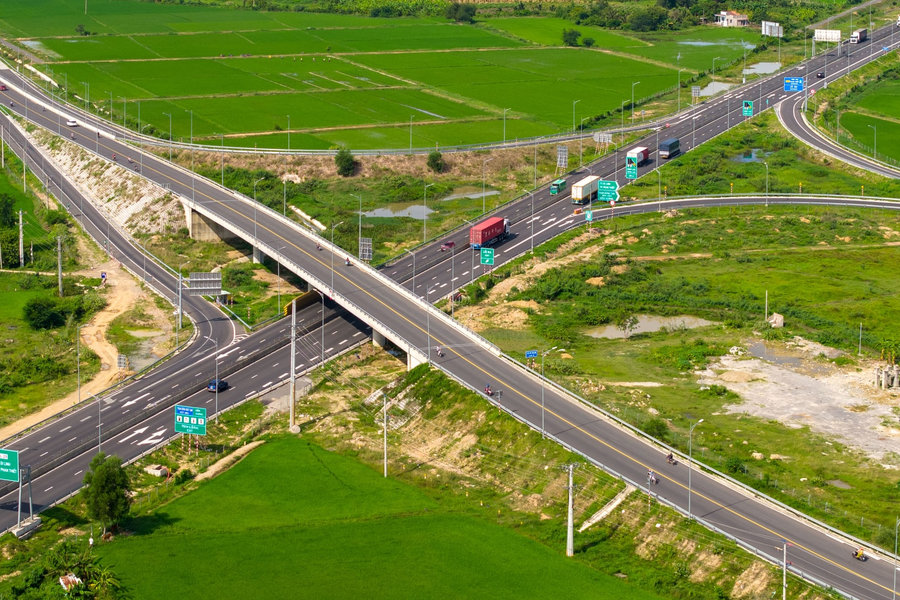 The Era of “Expressways and Acceleration”