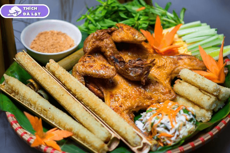 Gà nướng cơm lam Đà Lạt: Món ăn quen thuộc của du khách khi lên phố núi