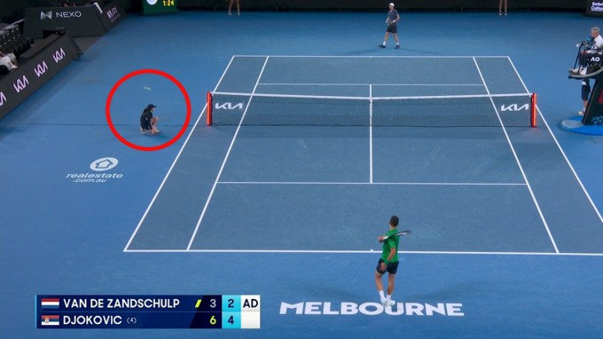 Novak Djokovic suýt bị truất quyền thi đấu tại Australia Mở rộng 2026 sau pha bóng nguy hiểm