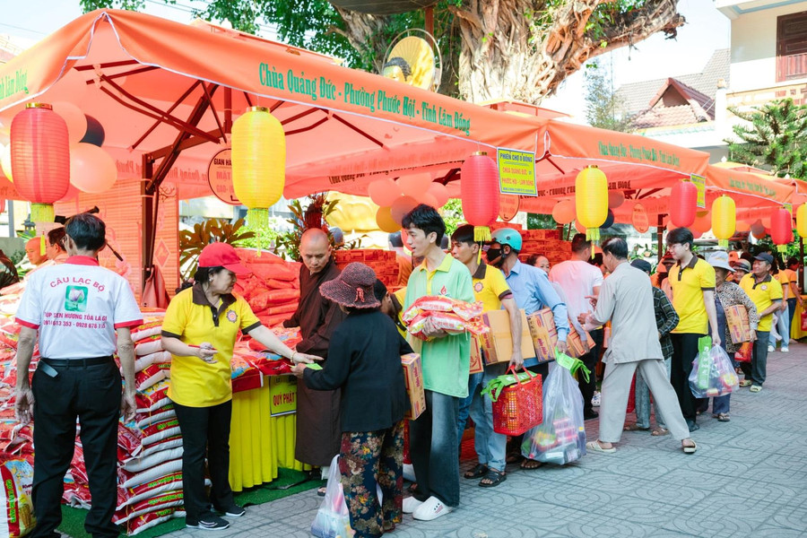 300 bà con nghèo, khó khăn phường Phước Hội dự Phiên chợ Tết 0 đồng