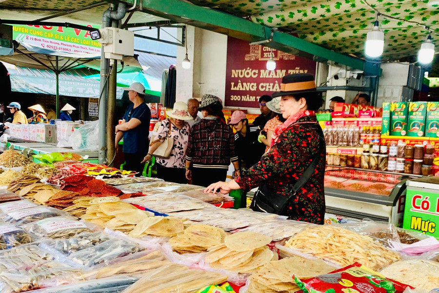 Seafood markets bustle ahead of Tet