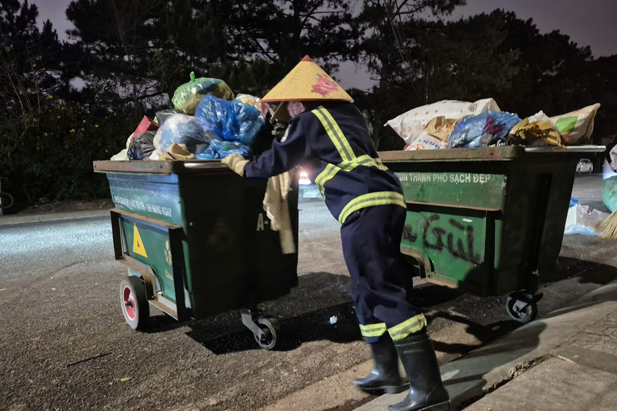 Những bước chân thầm lặng