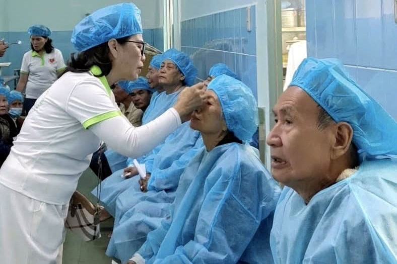 1.137 bệnh nhân nghèo, người cao tuổi Lâm Đồng được khám, mổ mắt miễn phí