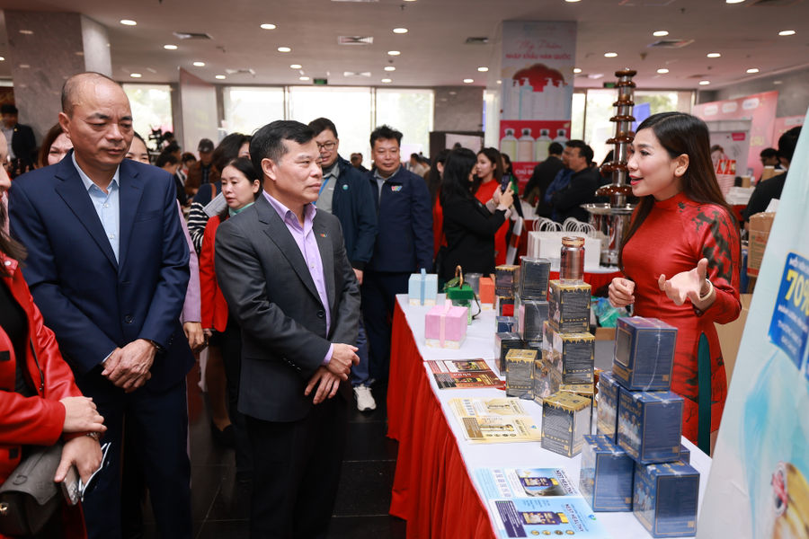 Khai mạc Hội chợ VTV Xuân Bính Ngọ 2026: Ưu đãi xe điện và 300 mặt hàng tiêu dùng