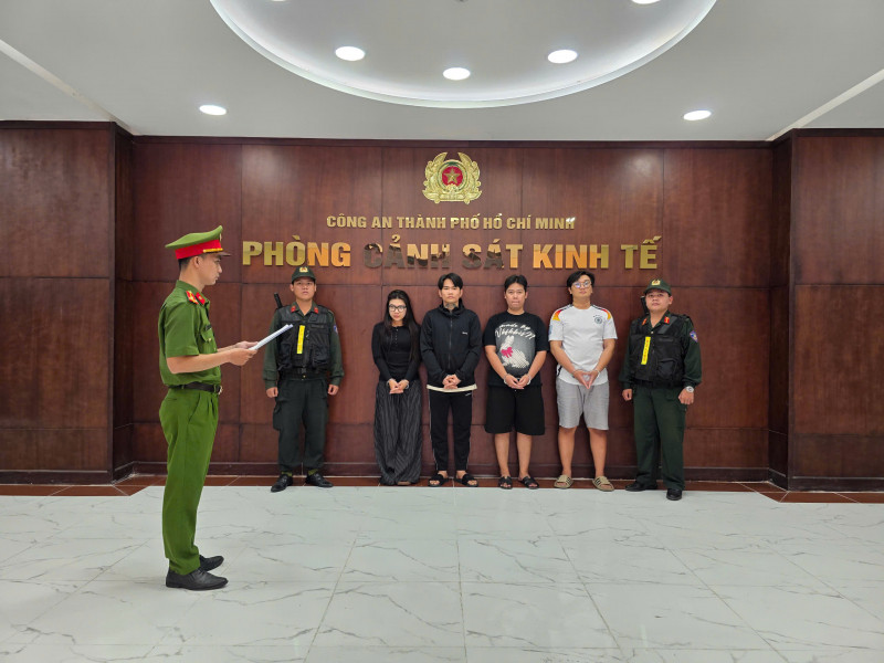 Công an TP.HCM khởi tố đường dây buôn bán khí cười thu lợi hàng trăm triệu đồng