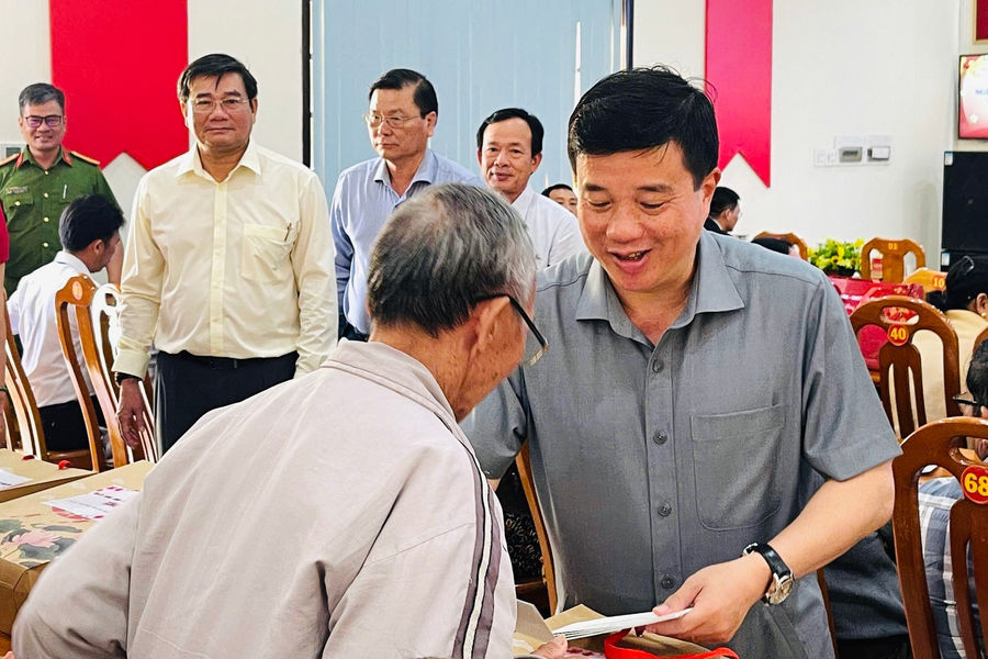 Bí thư Tỉnh ủy Lâm Đồng Y Thanh Hà Niê Kđăm chúc tết tại Đặc khu Phú Quý