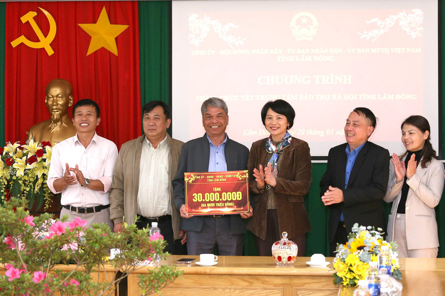 Phó Bí thư Tỉnh ủy Lâm Đồng Phạm Thị Phúc thăm, chúc Tết doanh nghiệp, cơ sở bảo trợ và Bệnh viện Sản - Nhi