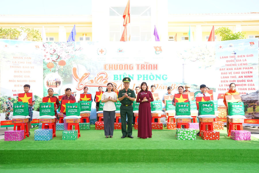Biên phòng Lâm Đồng dành hơn 1 tỷ đồng chăm lo Tết cho Nhân dân vùng biển
