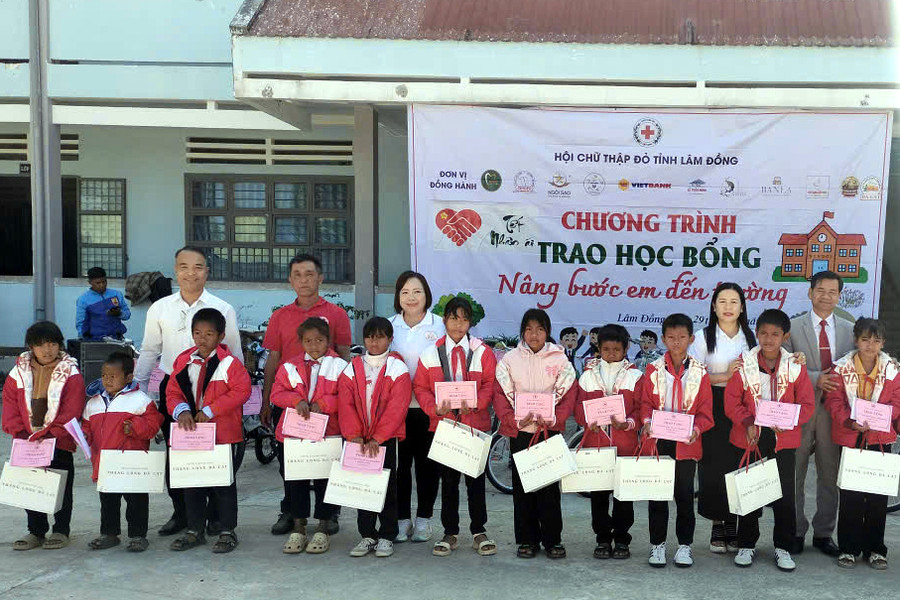 “Nâng bước em đến trường” đến với 120 học sinh Đam Rông 4